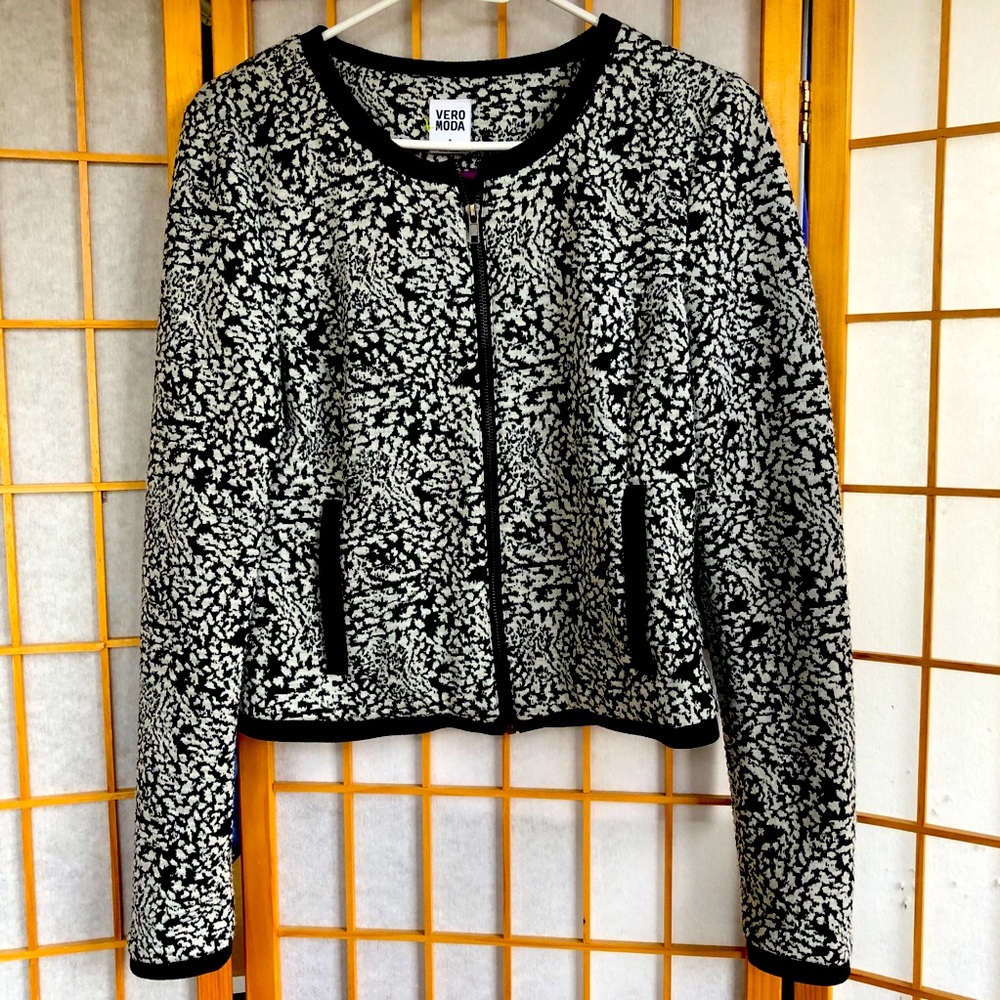 2 for 20$!Vero Moda black and white zipped bomber jacket M